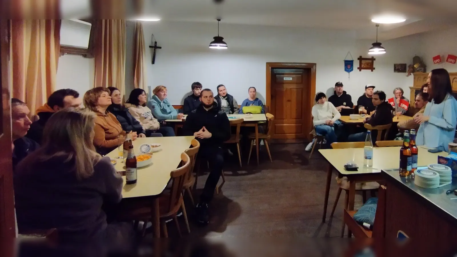 Die Ausführungen über den öffentlichen Nahverkehr finden eine interessierte Zuhörerschaft (Bild: Jan Wiltsch)