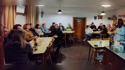 Die Ausführungen über den öffentlichen Nahverkehr finden eine interessierte Zuhörerschaft (Bild: Jan Wiltsch)