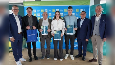 Auf Landesebene geehrt wurden die drei Oberpfälzer Bezirkssieger der DFB-Aktion „Danke Schiri“, Willi Hirsch (SV Floß), Johannah Block (FC Viechtach) und Lukas Schwendner (DJK Ensdorf); es gratulierten Verbandsobmann Dr. Sven Laumer, Michael Oschmann (v. l.), BFV-Vizepräsident Robert Schraudner und Bezirksobmann Markus Weigert (v. r.) 		Foto: Sebastian Dirschl/BFV  (Bild: Sebastian Dirschl)
