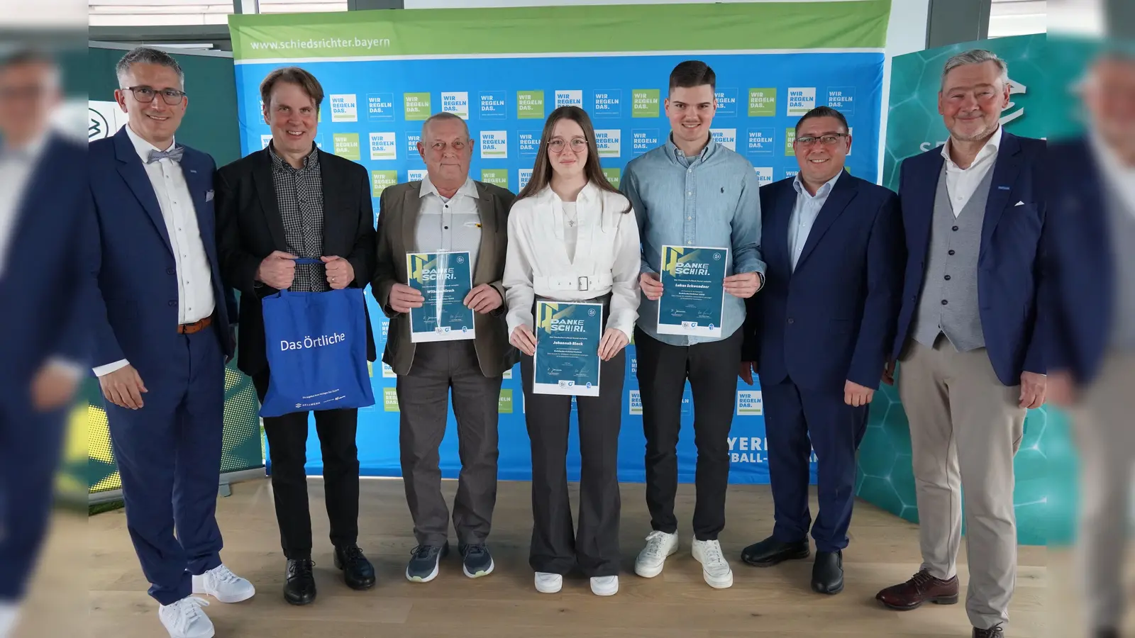 Auf Landesebene geehrt wurden die drei Oberpfälzer Bezirkssieger der DFB-Aktion „Danke Schiri“, Willi Hirsch (SV Floß), Johannah Block (FC Viechtach) und Lukas Schwendner (DJK Ensdorf); es gratulierten Verbandsobmann Dr. Sven Laumer, Michael Oschmann (v. l.), BFV-Vizepräsident Robert Schraudner und Bezirksobmann Markus Weigert (v. r.) 		Foto: Sebastian Dirschl/BFV  (Bild: Sebastian Dirschl)