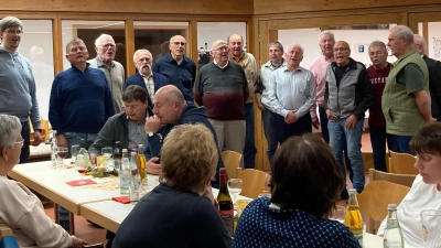  Holger Scheufler (links) dirigiert die Leuchtenberger Sänger beim Dankeschön-Weinabend (Bild: Sieglinde Schärtl)