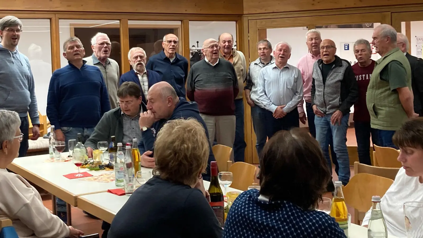  Holger Scheufler (links) dirigiert die Leuchtenberger Sänger beim Dankeschön-Weinabend (Bild: Sieglinde Schärtl)