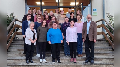 Das neue Semester der Landwirtschaftsschule Weiden, Abteilung Hauswirtschaft, mit Schulleiter Gerhard Gradl (vorne rechts), stellvertretender Schulleiterin Maria Müller (vorne links) und Lehrkräften (Bild: Christina Rathgeber)