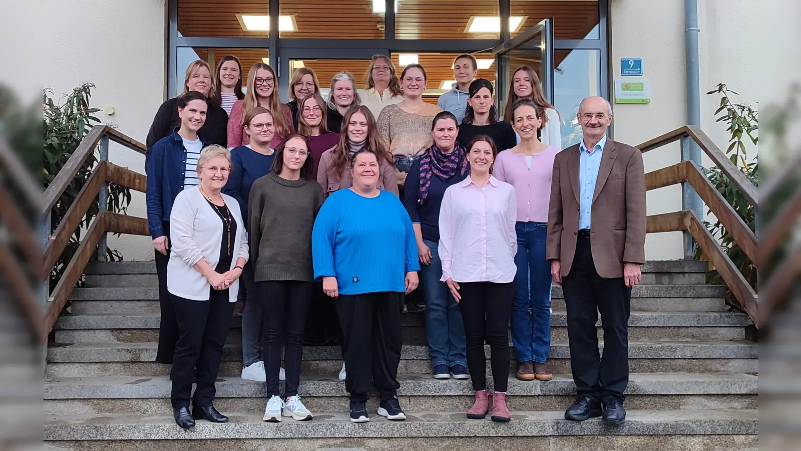 Das neue Semester der Landwirtschaftsschule Weiden, Abteilung Hauswirtschaft, mit Schulleiter Gerhard Gradl (vorne rechts), stellvertretender Schulleiterin Maria Müller (vorne links) und Lehrkräften (Bild: Christina Rathgeber)