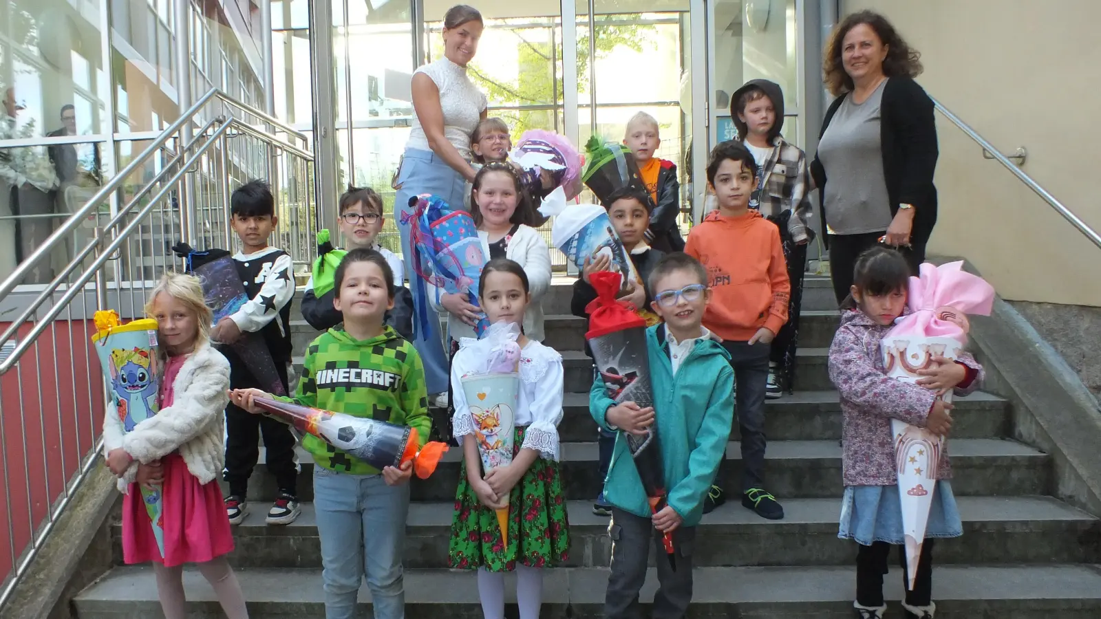 Die erste Klasse der Stötzner-Schule mit Klassenleiterin Julia Ottinger (links) und Schulleiterin Franziska Schubert (Bild: Johannes Ziegler)