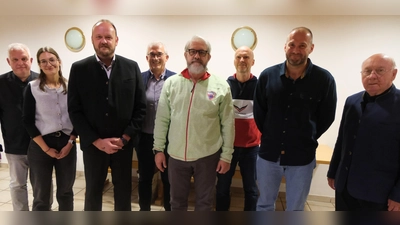 Nach dem Ergebnis der Neuwahlen setzt sich die Kreisverkehrswacht Neustadt / WN mit dieser Mannschaft zusammen. Rechts: Ehrenmitglied Manfred Pregler. (Bild: Fred Lehner)