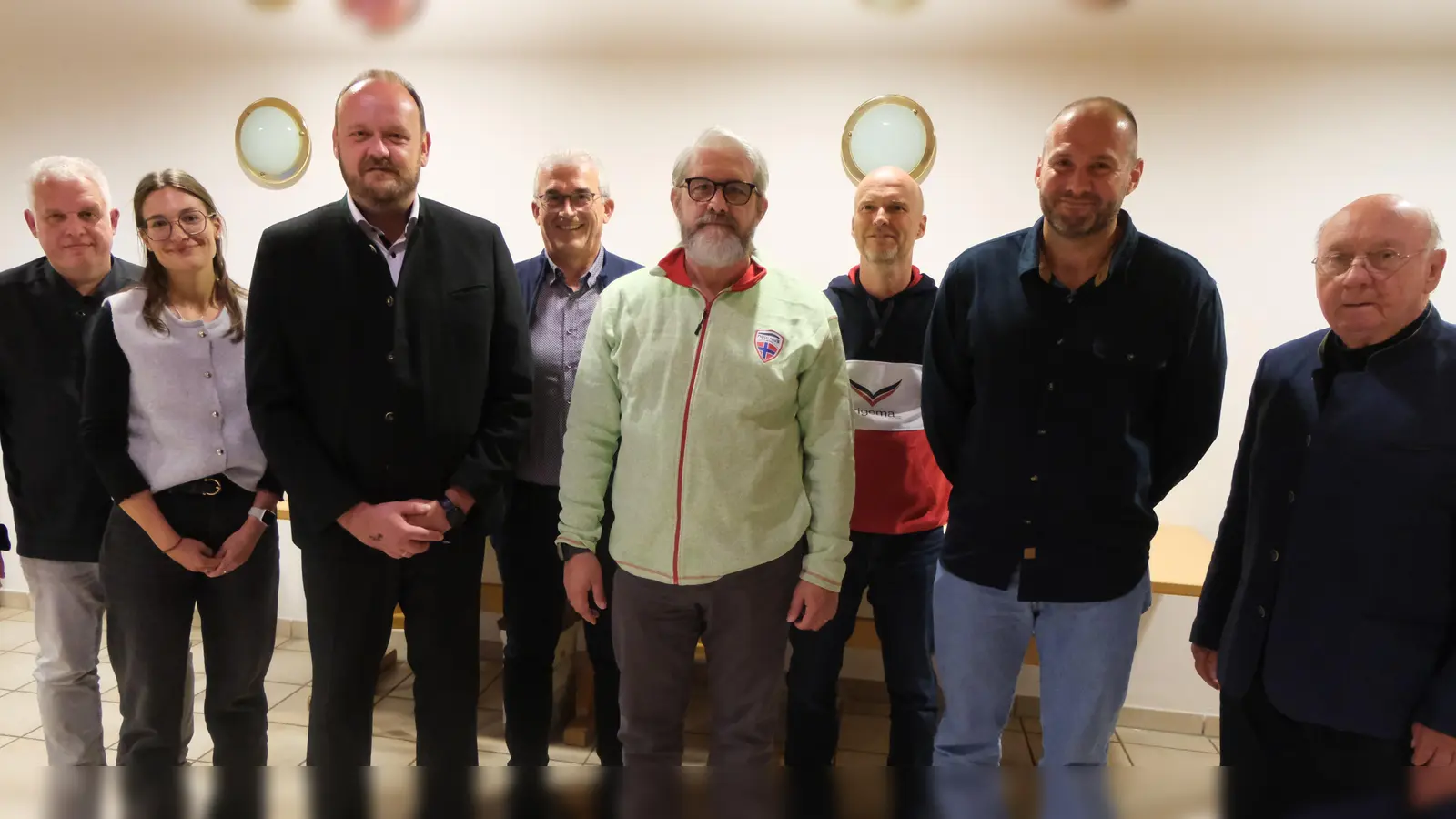 Nach dem Ergebnis der Neuwahlen setzt sich die Kreisverkehrswacht Neustadt / WN mit dieser Mannschaft zusammen. Rechts: Ehrenmitglied Manfred Pregler. (Bild: Fred Lehner)