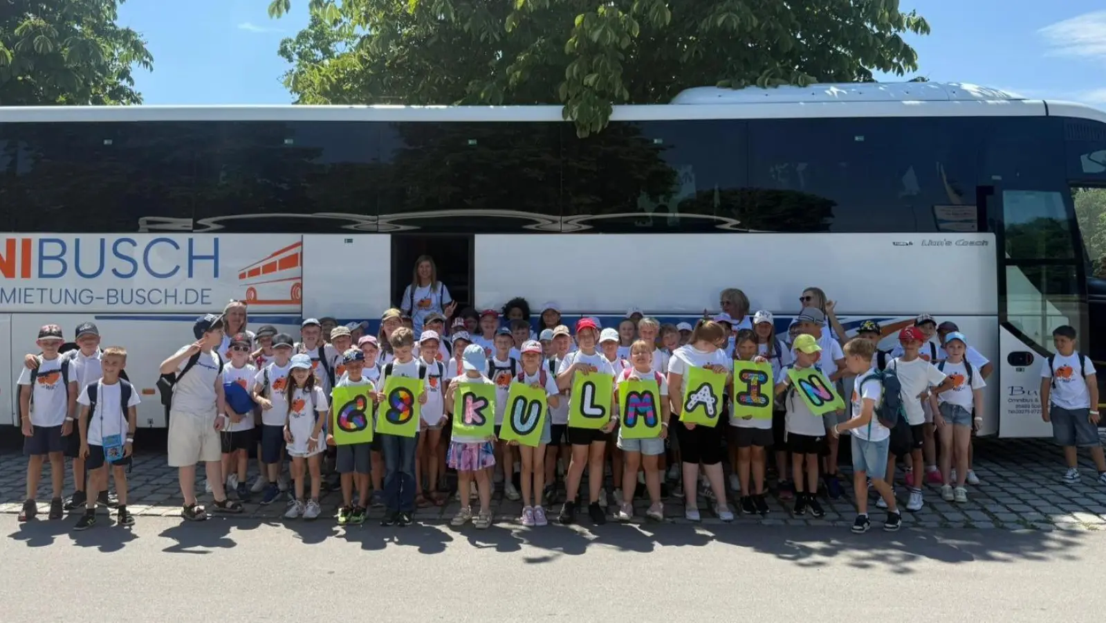 Die nach München gereisten 3. und 4. Klässler sind bereit für das bevorstehende 6K-United-Konzert. (Bild: Christiane Böhm)