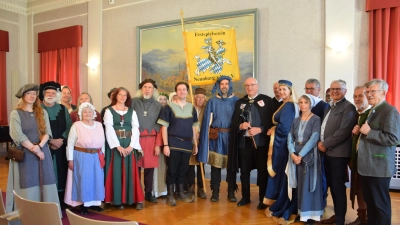 Zum Schirmherrenbitten machte sich eine Gruppe kostümierter Schauspieler des Festspielvereins Neunburg vom Wald auf zu Bezirkstagspräsident Franz Löffler (Mitte) in den Alten Festsaal der Bezirksverwaltung nach Regensburg. (Bild: Bastian Schreiner)