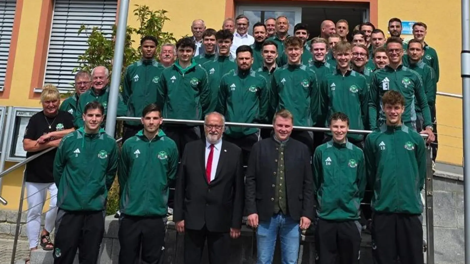 Die Mannschaft der DJK Ammerthal, samt Betreuerteam. Vorne in der Mitte v.l.: Bürgermeister Anton Peter und 2.Bürgermeister Moritz Koberstein. (Bild: Moritz Koberstein)