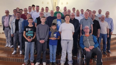 Gruppenfoto nach der Messfeier mit aktiven und ehemaligen Ministranten der Pfarrei St. Konrad. (Bild: Dr. Gudrun Frey)