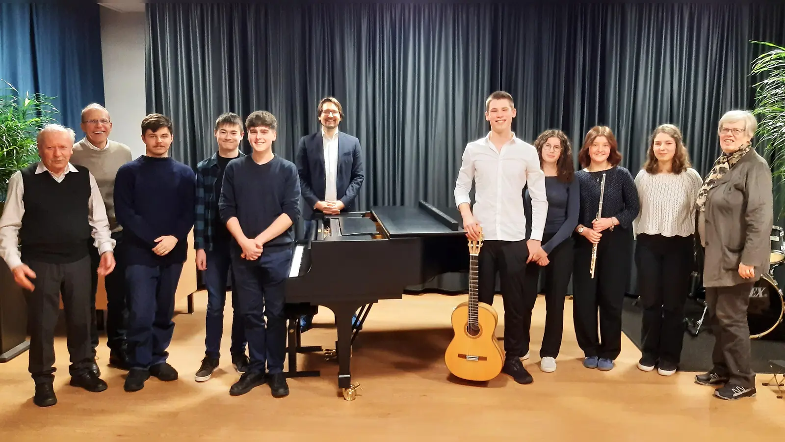 Die Musiker des Konzertabends zusammen mit Musiklehrer Andreas Lehmann, Oberstudiendirektor Ludwig Pfeiffer, stellvertretender Schulleiterin Dr. Christine Paschen und dem früheren Musiklehrer Hans Bock (links).  (Bild: Georg Lang)