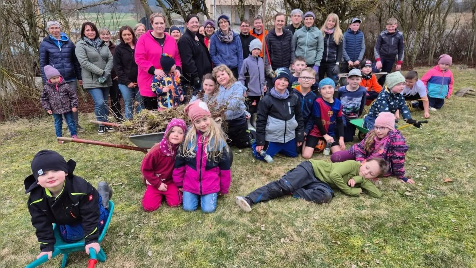 Mit Eifer bei der Sache waren nicht nur die Großen vom Elternbeirat, sondern besonders die Schüler bei der Frühjahrsaktion am Schulgelände. (Bild: Heidi Schindler)