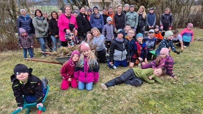 Mit Eifer bei der Sache waren nicht nur die Großen vom Elternbeirat, sondern besonders die Schüler bei der Frühjahrsaktion am Schulgelände. (Bild: Heidi Schindler)