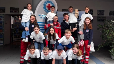 Die beiden Mannschaften der Wasserwacht Weiherhammer, die am Bezirkswettkampf teilgenommen haben. Unterstützt wurden die beiden Teams von den TrainerInnen und BetreuerInnen Stephanie Englert, Andreas Gräf, Julius Koller und Maria Gallersdörfer (von links nach rechts). (Bild: Melanie Tafelmeyer)