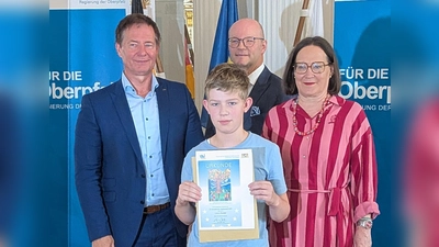 Bildbeschreibung (v.l.n.r.): Thomas Thumann (Bezirkstagsvizepräsident), Leon Besler (Preisträger, Thomas Unger (Bereichsleiter Schule, Regierung Oberpfalz), Regierungsvizepräsidentin Christiane Zürn.  (Bild: Ursula Soderer)