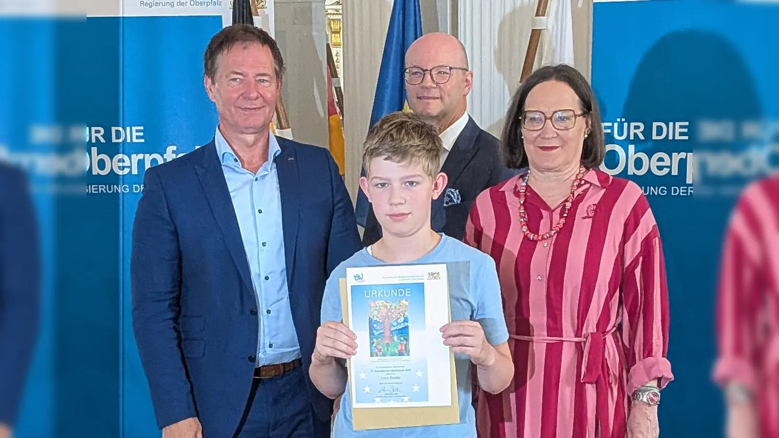 Bildbeschreibung (v.l.n.r.): Thomas Thumann (Bezirkstagsvizepräsident), Leon Besler (Preisträger, Thomas Unger (Bereichsleiter Schule, Regierung Oberpfalz), Regierungsvizepräsidentin Christiane Zürn.  (Bild: Ursula Soderer)