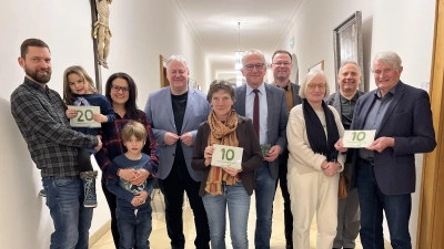 Landrat Richard Reisinger (5.v.li.) überreichte die Grüne Hausnummer an die Familien Moosburger, Hecken-Emmel und Voss (von links). Es gratulierten Florian Junkes (8.v.li.) und Martin Kopp (10.v.li.). (Bild: Christine Hollederer)