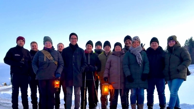 Mit einer Winterwanderung eröffnete der Schützenverein Frauenreuth das „Stärk antrinken“ 2026. 34 Teilnehmer konnte Vorsitzender Wolfgang Schlicht (Zweiter von rechts) in diesem Jahr dazu begrüßen.  (Bild: Elena Schraml)