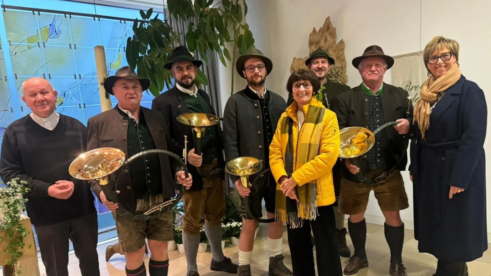 Die Vorsitzende des Fördervereins für Schwerkranke Sabine Zeidler (rechts) bedankte sich beim Ensemble „Jagdhornzauber“ für den Benefizauftritt in der Kapelle des Klinikums Weiden.  (Bild: Friedrich Peterhans)