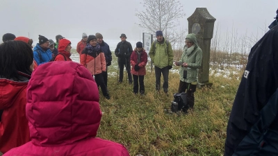 Ursa Versch (Mitte), Hauptwanderführerin des OWV Weiden bei der Legendenerzählung zu einer im katholischen Glauben verehrten Heiligen. (Bild: Hans Rachwalik)
