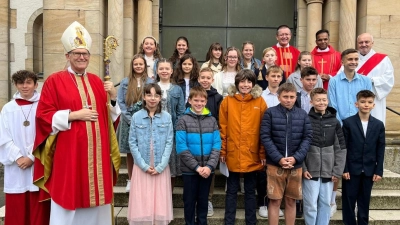 Weihbischof Dr. Graf hat 20 Jugendliche gefirmt  (Bild: Manfed Prechtl )