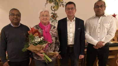 Sehr dankbar für die 41 Jahre vorbildliche Pflege der Kirchenwäsche durch Agnes Heldmann zeigten sich (v. li.) Pfarrer Hruday Madanu, Kirchenpfleger Markus Graf und Pfarrvikar Jimmy Joseph.  (Bild: Christian Trummer)