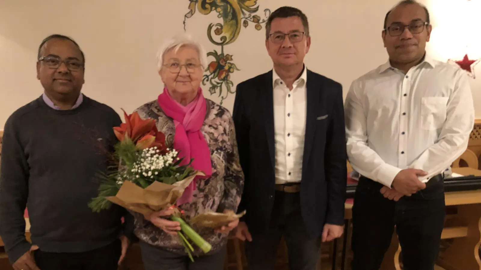Sehr dankbar für die 41 Jahre vorbildliche Pflege der Kirchenwäsche durch Agnes Heldmann zeigten sich (v. li.) Pfarrer Hruday Madanu, Kirchenpfleger Markus Graf und Pfarrvikar Jimmy Joseph.  (Bild: Christian Trummer)