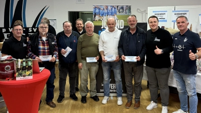 Die Sieger beim Preisschafkopf der SpVgg SV Weiden. Daniel Schuster, Auerbach, Axel Lang, Höchststädt, <br>Hubert Pühler, Waldthurn, Gerhard Rath, Weiden und Peter Bugera, Poppenrieth.  (Bild: Dagmar Nachtigall)