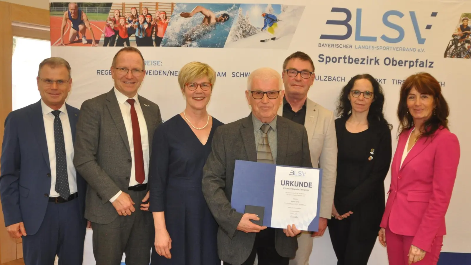 Mit dem BLSV-Ehrenamtspreis wurde Josef Götz (Mitte) vom FSV und TC Waldthurn (BLSV-Kreis Weiden/Neustadt) ausgezeichnet; es gratulierten von links Windischeschenbachs 1. Bürgermeister Karlheinz Budnik, BLSV-Präsident Jörg Ammon, Bezirksvorsitzende Barbara Hernes, Kreisvorsitzender Wolfgang Schwarz, die stellvertretende Landrätin Karolina Forster und Kerstin Radler als Kulturreferentin des Bezirks Oberpfalz.  (Bild: Andreas Allacher)