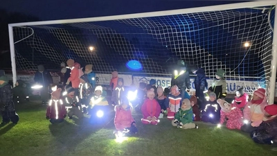 Wanderung mit Taschenlampe. (Bild: Daniela Gissibl)