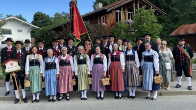 Gruppenfoto der Festzugsteilnehmer des Heimat- und Trachtenverein „Stamm” 1921 e. V. (Bild: Anna Plößl)