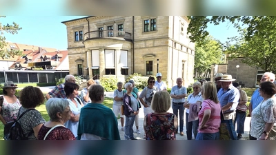 Die Teilnehmer von onTour vor der Villa Wahnfried, dem ehemaligen Wohnhaus Richard Wagners in Bayreuth. (Bild: Walter Heldrich )