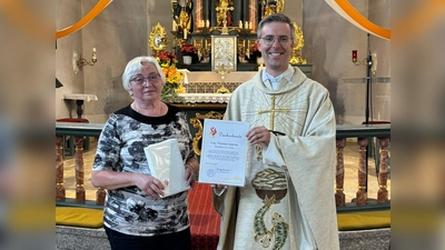 Sichtlich gerührt und dankbar nahm Theresia Greiner von Stadtpfarrer Thomas Kopp den Dank des Bischofs entgegen. (Bild: Bernhard Schmauß: Bernhard Schmauss)