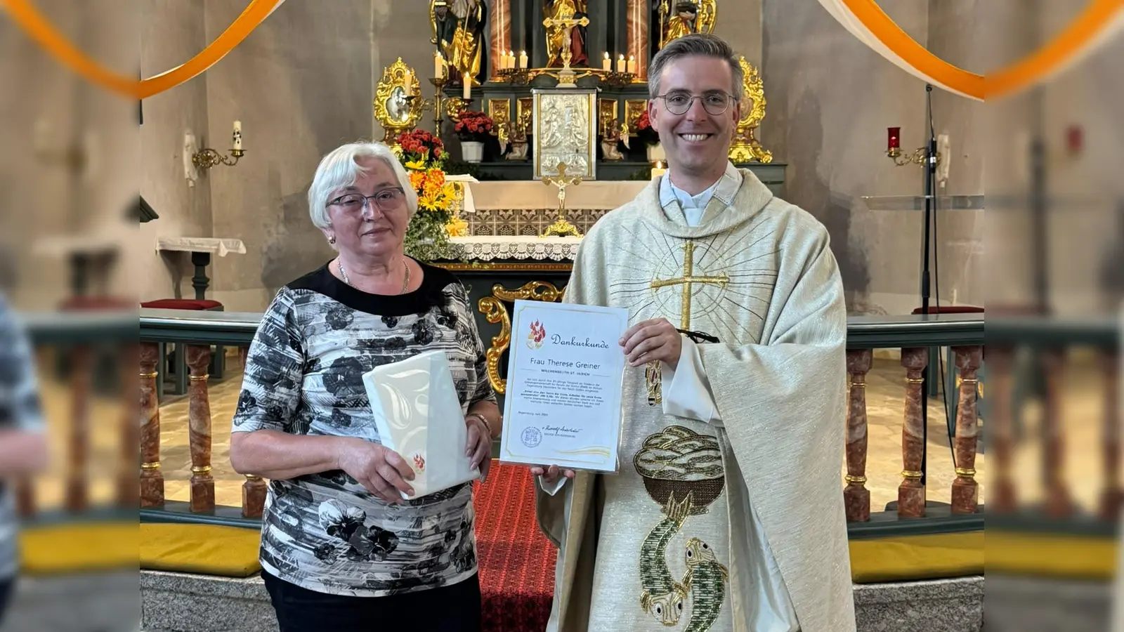 Sichtlich gerührt und dankbar nahm Theresia Greiner von Stadtpfarrer Thomas Kopp den Dank des Bischofs entgegen. (Bild: Bernhard Schmauß: Bernhard Schmauss)