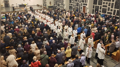 Festlicher Auszug des liturgischen Dienstes (Bild: Robert Flierl)