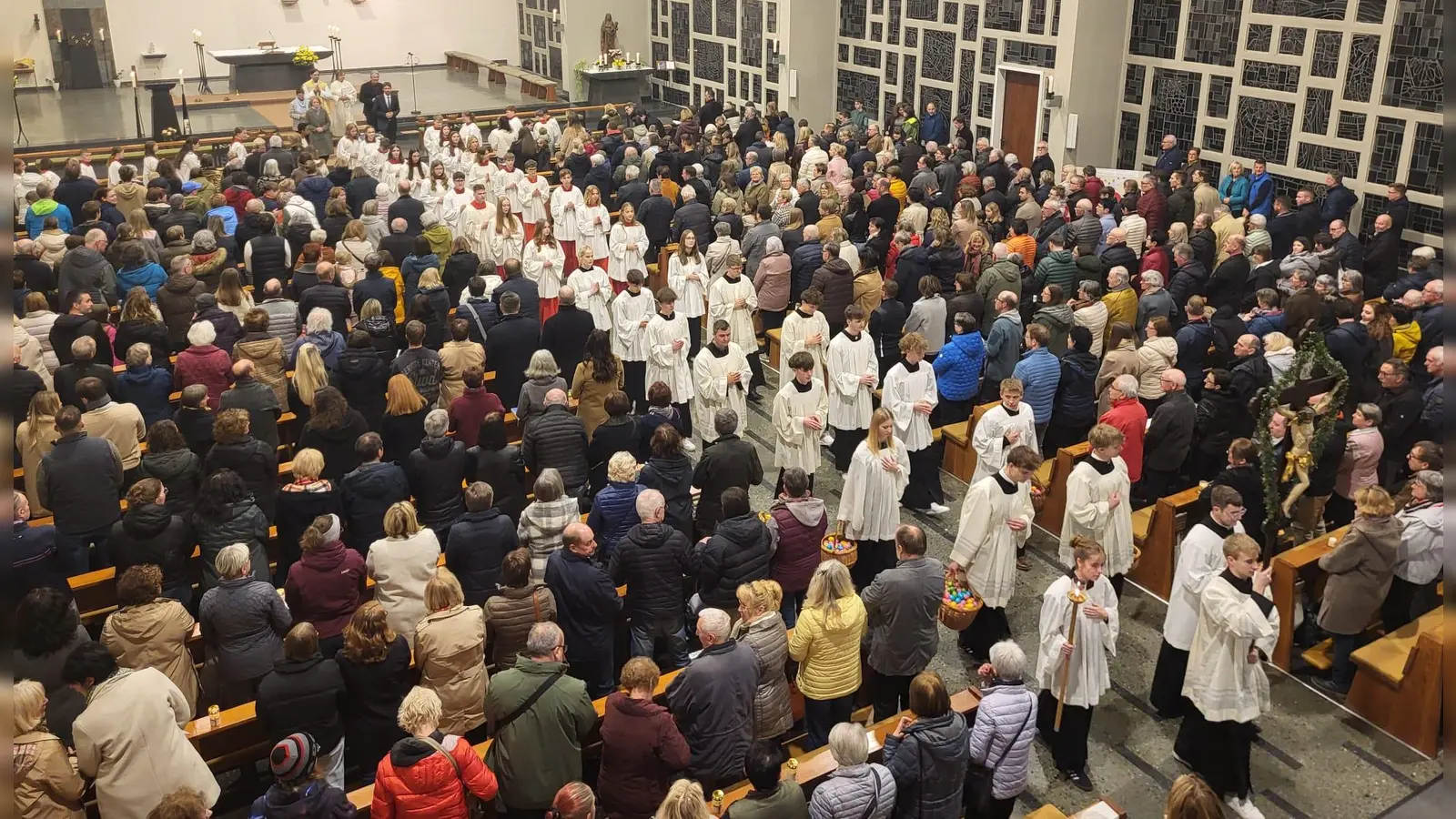 Festlicher Auszug des liturgischen Dienstes (Bild: Robert Flierl)