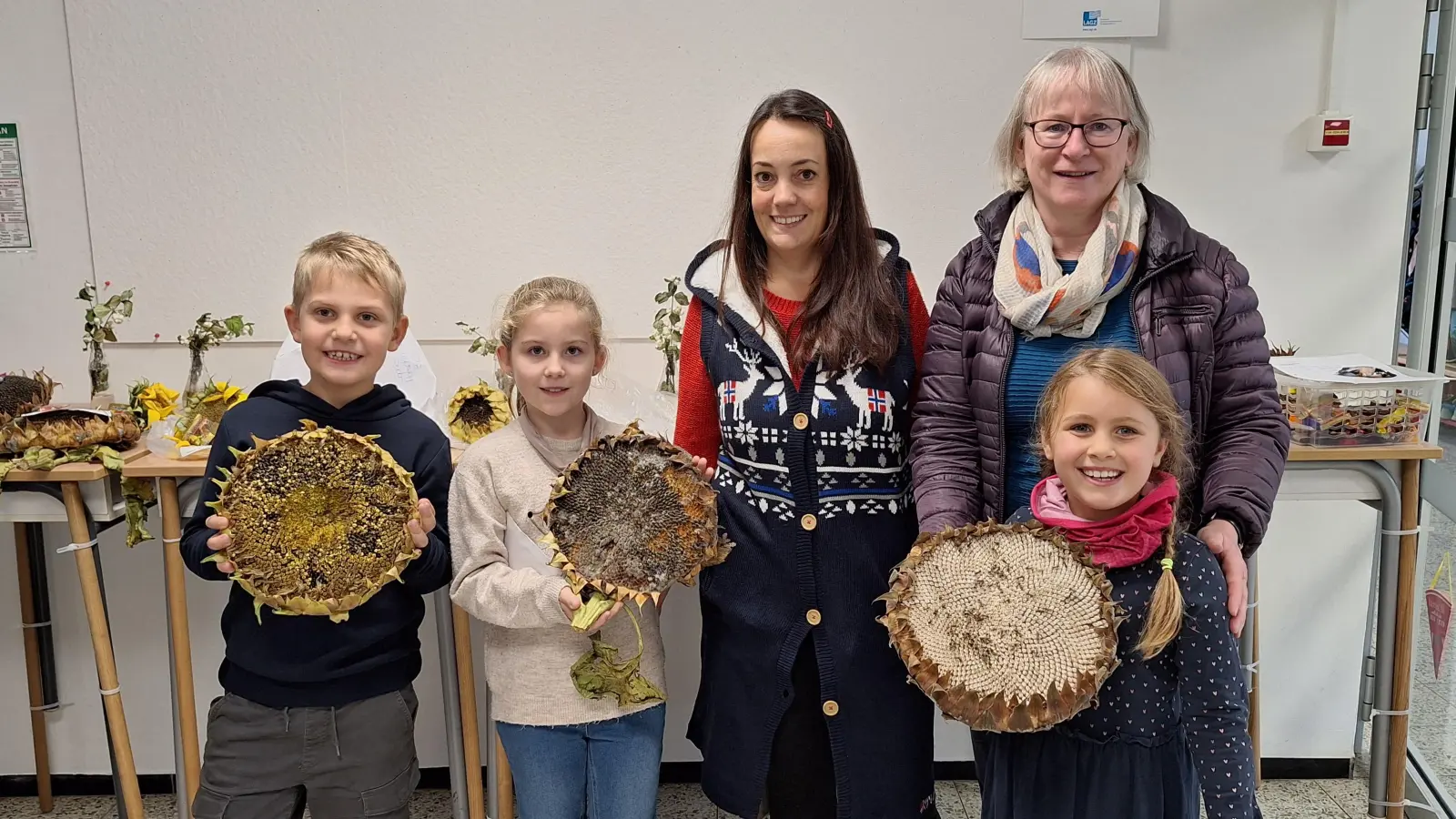 Die Gewinner des Sonnenblumenwettbewerbs mit Beiratsmitglied Sonja Kohl (links) und Vorsitzender Gerda Eiber (rechts) (Bild: Gerda Eiber)