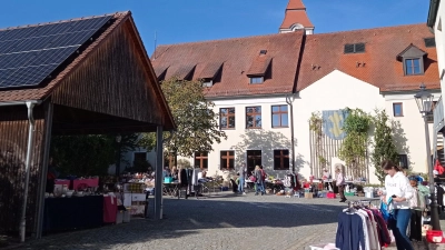 Flohmarkt im Rathausinnenhof in Schnaittenbach (Bild: Elisabeth Kraus)