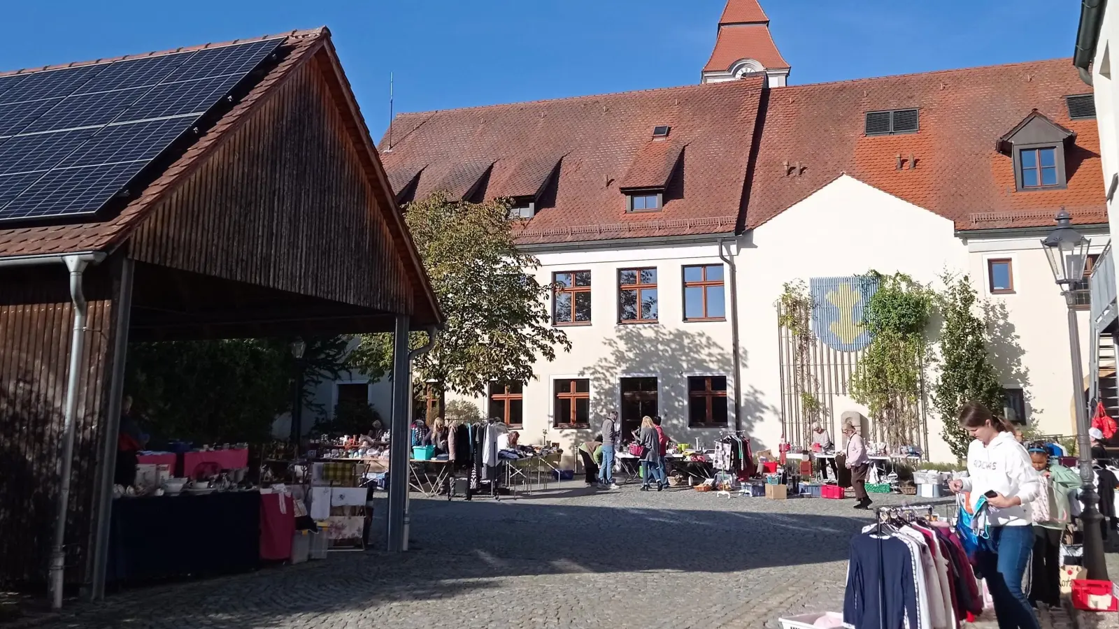 Flohmarkt im Rathausinnenhof in Schnaittenbach (Bild: Elisabeth Kraus)