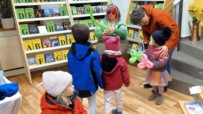 Clownfrau beim Gestalten der Luftballone für die Kinder. (Bild: Georg Dürr)
