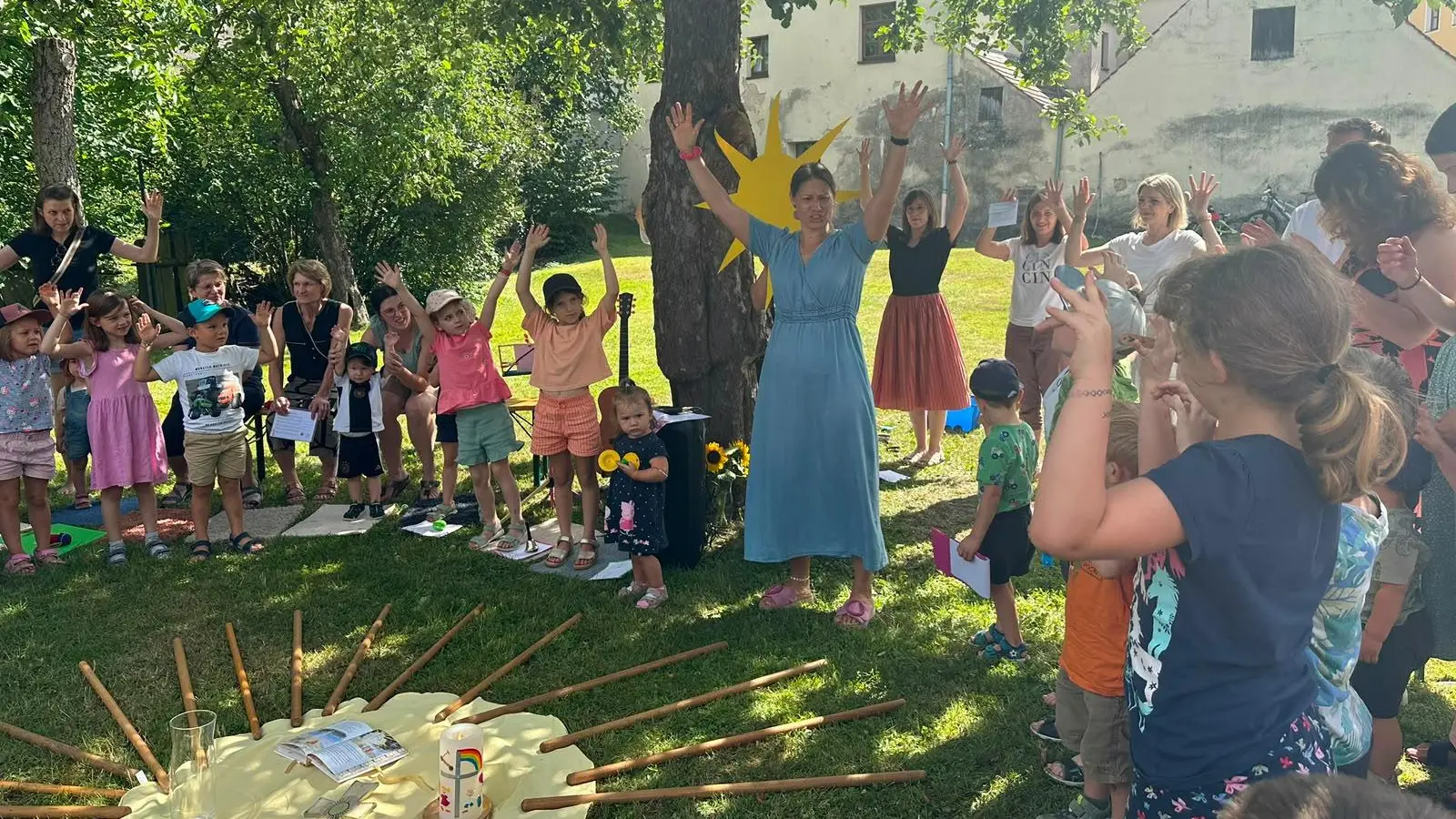 Viele Kinder, Eltern und Großeltern feierten wieder einen bunten Minigottesdienst im Garten des Schlosshofs in Pfreimd. (Bild: Georg Hirmer)