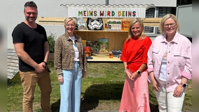 Fachoberlehrer Dominic Lohr, Schulleiterin Michaela Bergmann, stellvertretende Schulleiterin Sabine Spindler und Förderlehrerin Daniela Schäfer freuen sich über die Einweihung des Verschenkeschranks. (Bild: Christine Schüller)