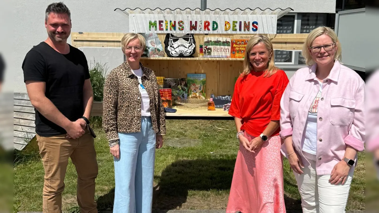 Fachoberlehrer Dominic Lohr, Schulleiterin Michaela Bergmann, stellvertretende Schulleiterin Sabine Spindler und Förderlehrerin Daniela Schäfer freuen sich über die Einweihung des Verschenkeschranks. (Bild: Christine Schüller)