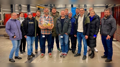 Von links: Melanie Popp, Sandra Dostler (JU Kreisvorsitzende) Patrick Weber, Johannes Frauenholz (Vorsitzender JU Immenreuth), Martin Schmidt (Geschäftsführer), Christoph Zembsch, Ludwig Schmidt (Geschäftsführer), Tim Götz, Michael Dötterl, Michael Heser, Daniel Schmidt, Ralf Schreyer, Susanne Kainz, Bernhard Schmid  (Bild: Johannes Frauenholz)