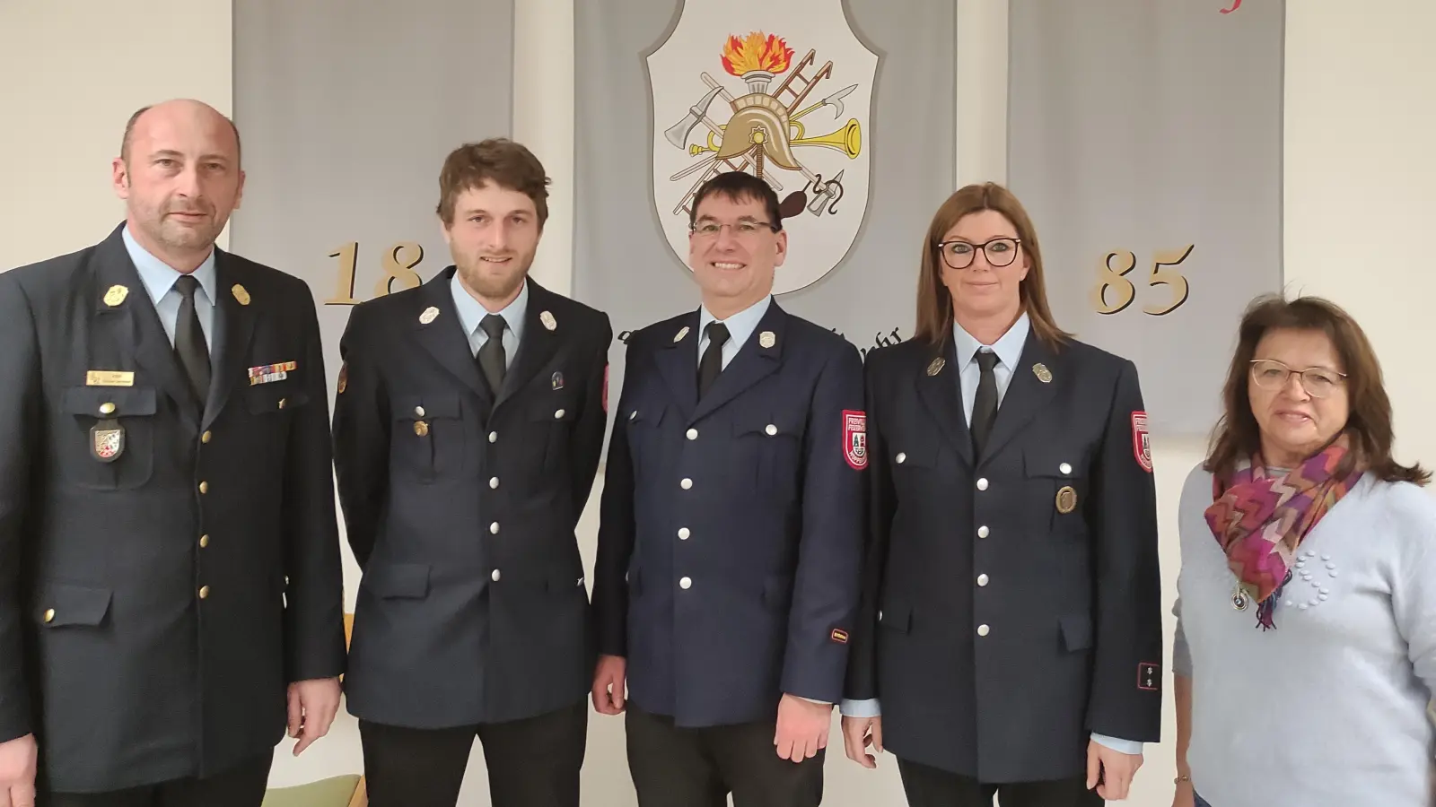 KBR Christian Demleitner, 2. Kommandant Albert Lindner jun., 1. Kommandant Thomas Klinger, 1. Vorsitzende Kerstin Nagler, 2. Bürgermeisterin Maria Schlögl (von links). (Bild: Christoph Lindner)
