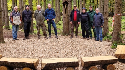 Kath. Männerverein Parkstein errichtet Gebetsplatz am Waldkindergarten (Bild: Ewald Köstler)