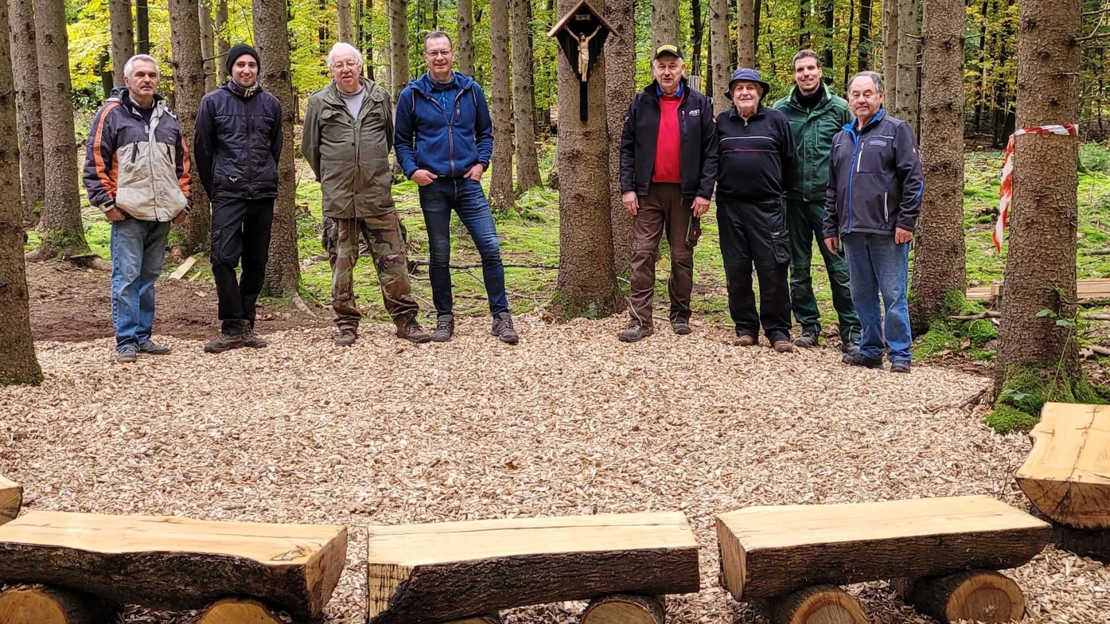 Kath. Männerverein Parkstein errichtet Gebetsplatz am Waldkindergarten (Bild: Ewald Köstler)