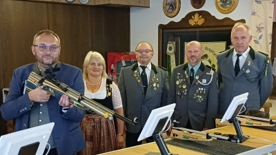 1. Bürgermeister Markus Bauriedl beim Startschuss der 40. Markmeisterschaft mit Schützenmeisterin Hildegard Werner und den Schützenmeistern Rudi Grundler, Johannes Zeug und Josef Spitzner im Schützenhaus Pfrentsch (Bild: Kerstin Krämer-Höreth)