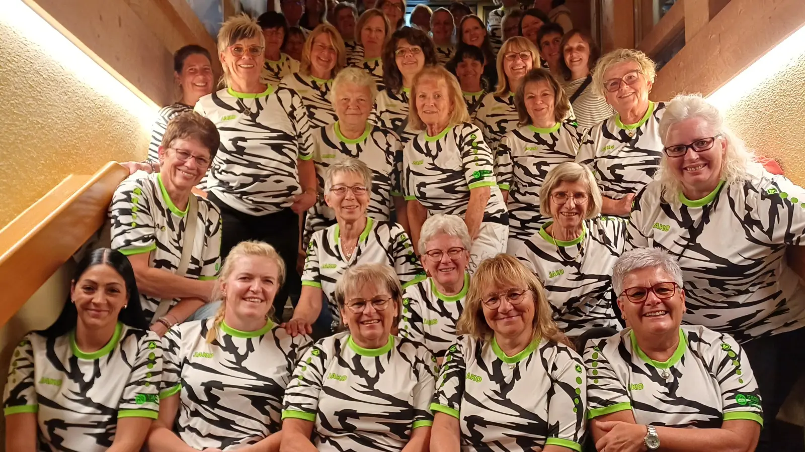 51 Damen des SV Loderhof/Sulzbach beim Wanderwochenende im Pitztal - alle im gleichen Vereinsshirt  (Bild: Gerda Donhauser)